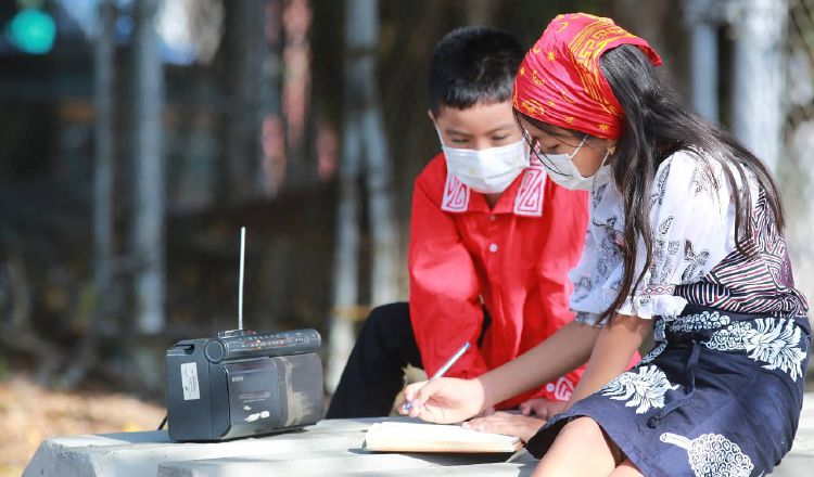 El Ministerio de Educación ha recurrido hasta a dar  clases radiales en el dialecto de los indígenas, como en Guna Yala, en este trimestre. Cortesía