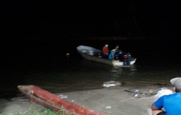 Los pescadores artesanales del área en horas de la noche tiraron sus trasmallos para tratar de sacar el cuerpo.