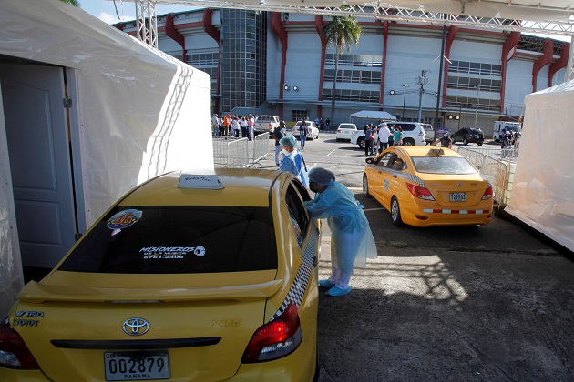 El Minsa habilitó un centro de Vacunación Express contra la covid-19 en los estacionamientos del Estadio Rommel Fernández Gutiérrez. Foto: EFE