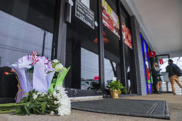 Vista de varias flores dejadas por algunas personas en honor de las víctimas del tiroteo en la entrada del spa Young's Asian Massage en Acworth, Georgia, Estados Unidos. Foto: EFE