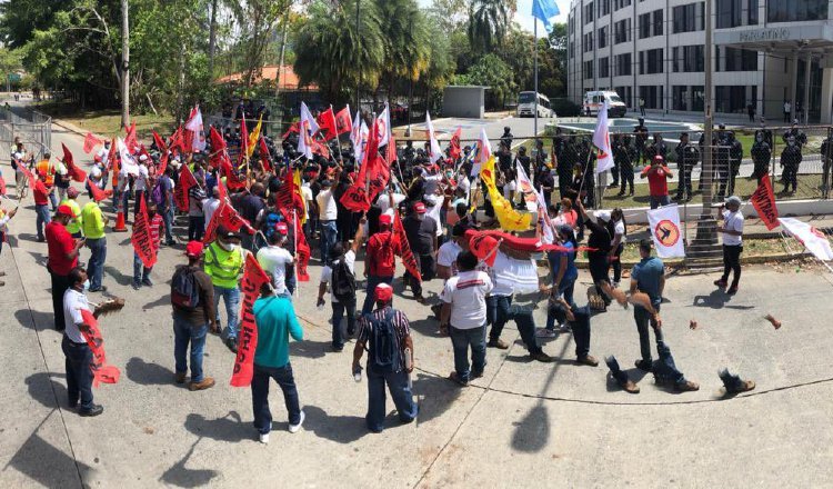 Trabajadores se enfrentaron por varios minutos con unidades de control de multitudes de la Policía en las afueras de la sede del diálogo. Internet