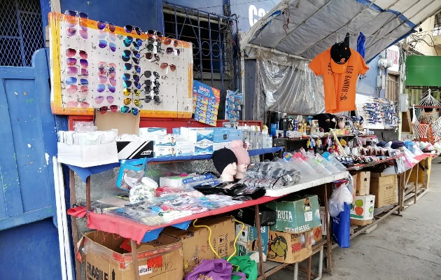 En Las Tablas, la buhonería está concentrada en el paseo Carlos López y la avenida Belisario Porras, donde los comerciantes venden desde mascarillas, lentes de sol y otros artículos al por menor, hasta prendas típicas.