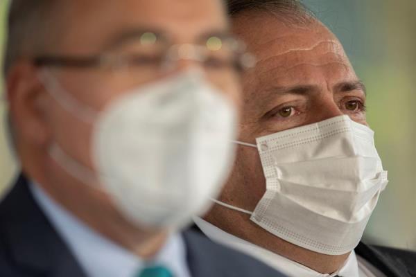 Ministro de Salud de Brasil, General Eduardo Pazuello (d), y su reemplazo, Marcelo Queiroga (i).