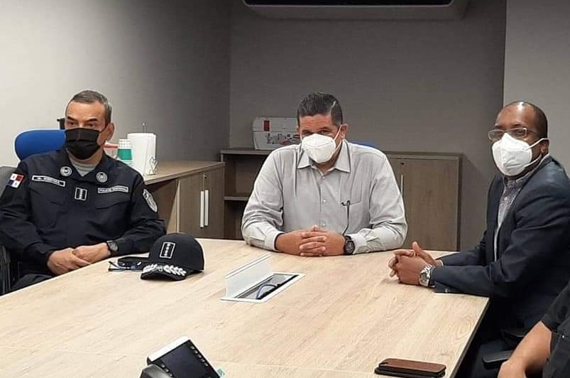 El ministro Juan Manuel Pino (centro) y el procurador encargado Javier Caraballo (dcha.) evaluaron la seguridad en Colón. Foto: Diómedes Sánchez 