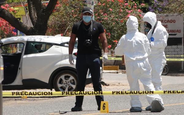 Peritos forenses y policías ministeriales laboran hoy, en la zona donde fue asesinada la precandidata, Ivonne Gallegos, en el poblado de Ocotlán de Morelos, en el estado de Oaxaca
