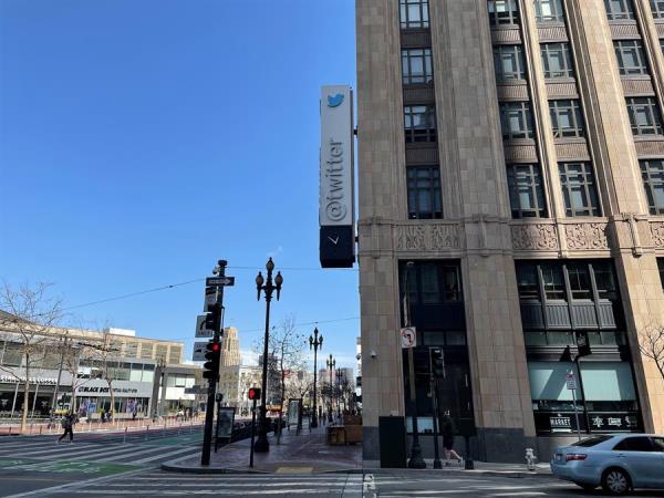 Fotografía de un aviso de Twitter el viernes 19 de marzo de 2021, en su edificio de San Francisco, California