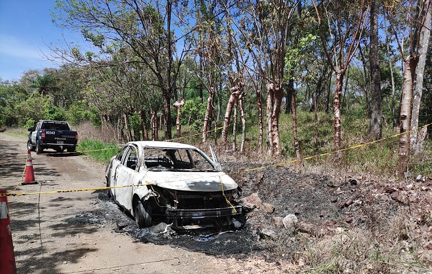 En horas de la mañana del domingo, en una calle de tierra de Boquerón, fue ubicado un auto sedán blanco parcialmente quemado.