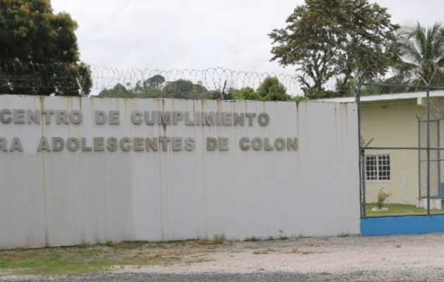 Nueve jóvenes culminaron sus estudios de premedia y uno de media en el Centro de Custodia y Cumplimiento Basilio Lakas. Foto: Cortesía