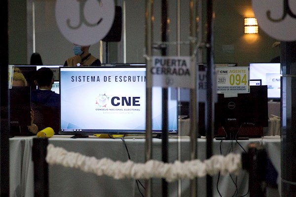 Luis Zelaya, aspirante presidencial por el opositor Partido Liberal denunció un presunto fraude e irregularidades. Foto:EFE