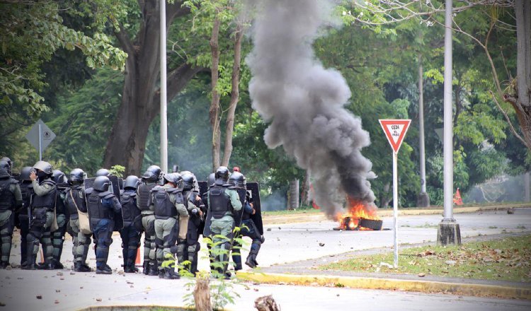 Mientras el diálogo se realizaba, los enfrentamientos entre policías y manifestantes se extendieron hasta el estadio Maracaná.  Cortesía