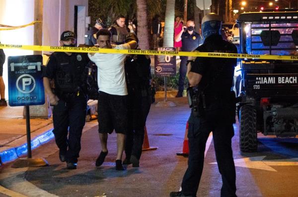 Agentes del Departamento de Policía de Miami Beach arrestan a turistas que no cumplen el toque de queda. EFE