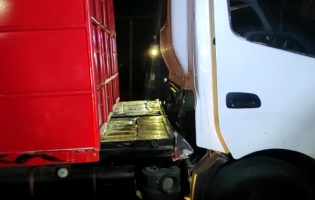 Decomisan supuesta droga oculta en el vagón de vehículo, ingeniosamente modificado. Foto:Senafront