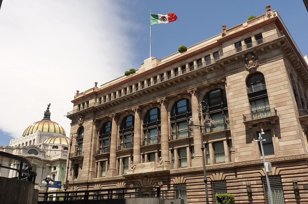 La fuerte liquidez y el fondeo basado en depósitos de clientes siguen siendo fortalezas crediticias clave de los bancos mexicano. EFE