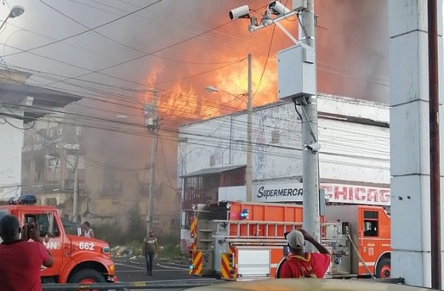 La labor de los bomberos buscó en todo momento que el fuego no se expandiera hacia otros inmuebles. Foto: Diómedes Sánchez 