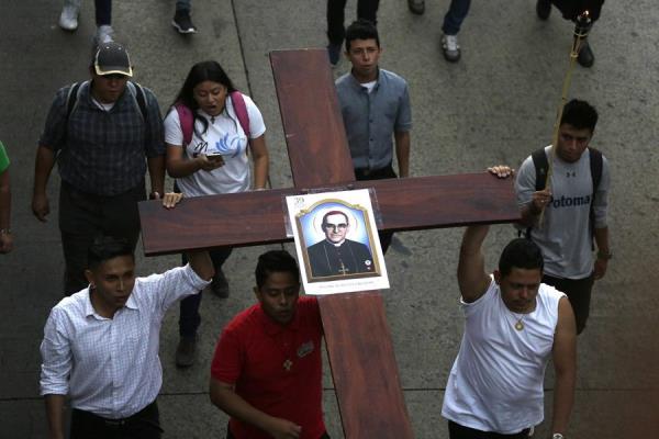 Feligreses participan en un homenaje a san Óscar Arnulfo Romero en San Salvador (El Salvador). EFE