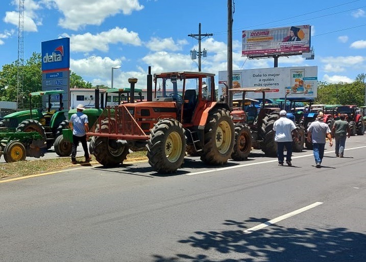 Los arroceros advierten que si no hay respuesta, cerrarán la vía con las maquinarias agrícolas. Foto: José Vásquez