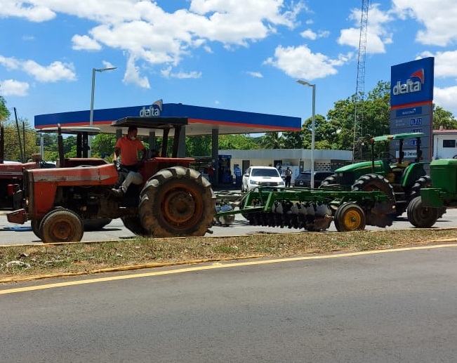 Los arroceros advierten que si no hay respuesta, cerrarán la vía con las maquinarias agrícolas. Foto: José Vásquez