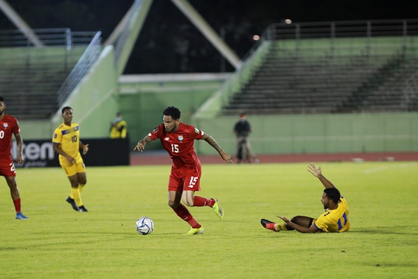 Eric Davis (izq.) en el partido contra Barbados. Foto:Fepafut