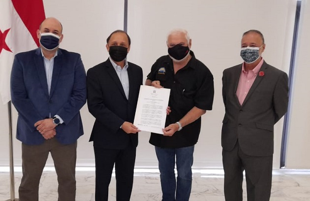 Ricardo Martinelli recibió hoy la certificación del Tribunal Electoral que legaliza oficialmente a Realizando Metas como un partido constituido. Foto: Víctor Arosemena