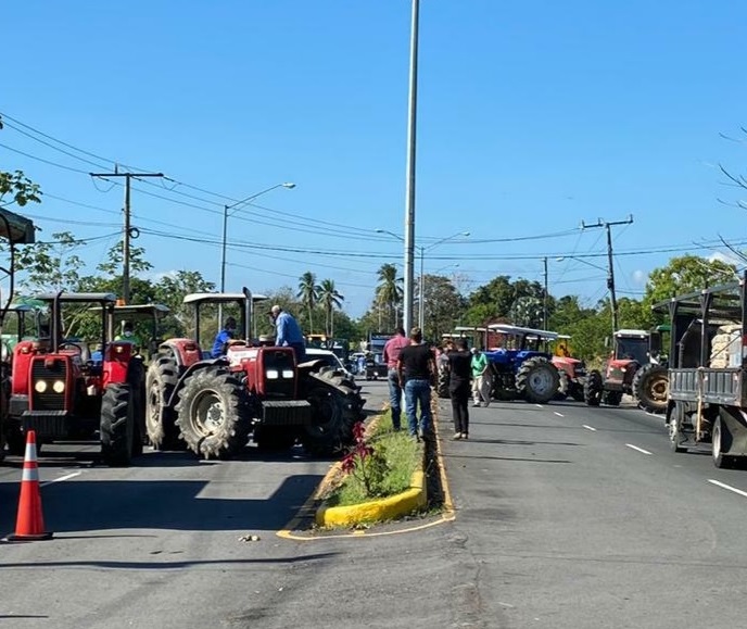 Arroceros chiricanos mantienen también hoy cerrada la vía Interamericana hacia David.