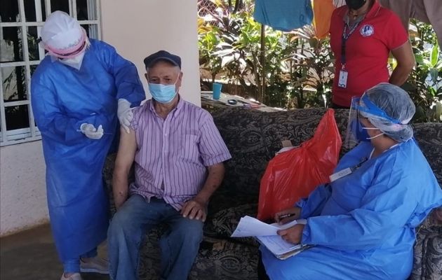 Vacunación de adultos mayores de 60 años.