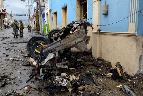 Destrozos causados por la explosión de un vehículo bomba frente a la Alcaldía del municipio, hoy en Corinto (Colombia). EFE