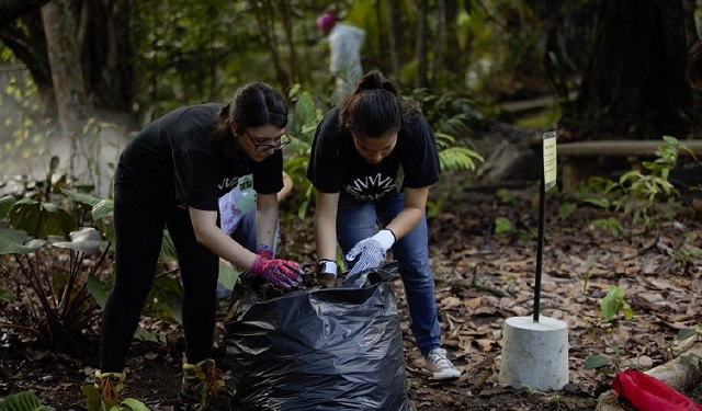 Una buena acción puede ser recoger basura.  Foto: Cortesía