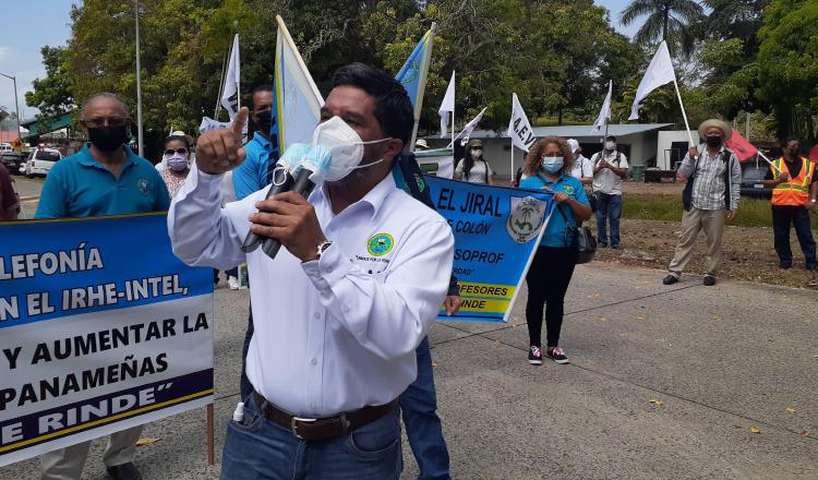 En la protesta de ayer, frente a la sede del Ministerio de Educación, los docentes recibieron el apoyo de otras organizaciones populares. Víctor Arosemena