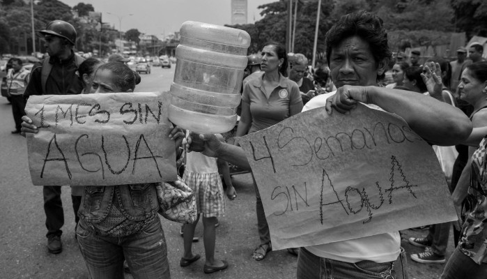 Cientos de miles de personas que no tienen agua potable, otra cantidad similar que solo la recibe unas pocas horas al día, otros que literalmente se la roban y una cantidad importante que la malgasta. Foto Ilustrativa. EFE.