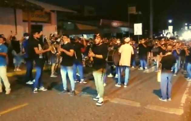 Músicos protestaron con murgas en Las Tablas y se sumó la población en general.