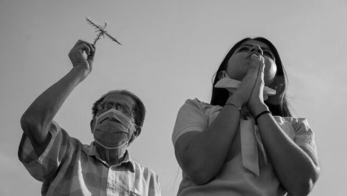 La oración es la llave por excelencia de comunicación del hombre con Dios. Foto: EFE.