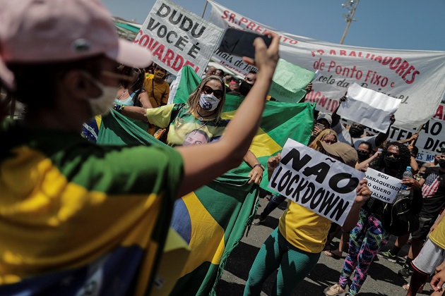 Varias personas protestaron el pasado 26 de marzo en contra de las nuevas medidas implementadas en Brasil para frenar los contagios de covid-19. Foto: EFE