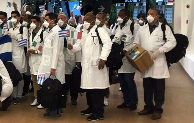 Grupo de médicos cubanos que llegó a Panamá. 