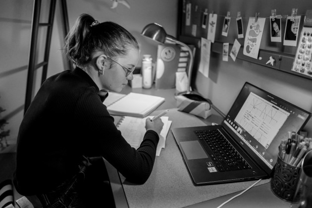 No es la modalidad la que determina la calidad de la enseñanza, sino el buen diseño, la excelente planificación del acto didáctico junto a la apropiación y manejo tecnopedagógico de las tecnologías educativas. Foto: EFE.