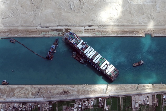 Un folleto de imagen satelital facilitado hoy por MAXAR Technologies muestra la excavación alrededor de la proa del Ever Given y las operaciones de dragado en progreso, en el Canal de Suez, Egipto. Foto: EFE