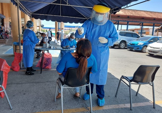 Equipos de Respuesta Rápida efectuaron hoy pruebas express de hisopado en puestos fijos en la provincia de Los Santos. Foto cortesía Minsa