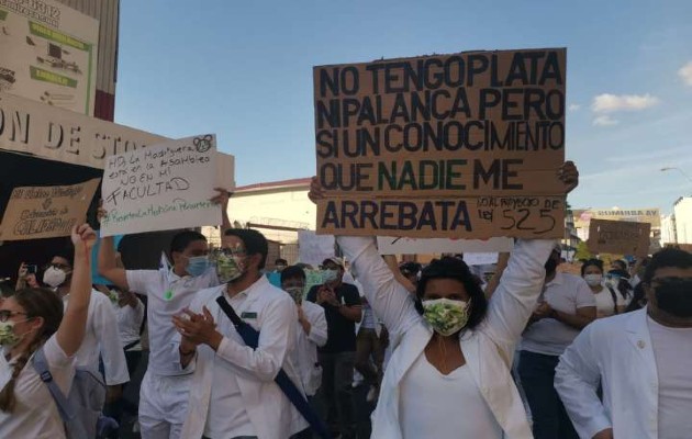 Los médicos aseguran que posponer el examen de certificación luego de finalizado el internado, pone en peligro a la población más vulnerable del país.