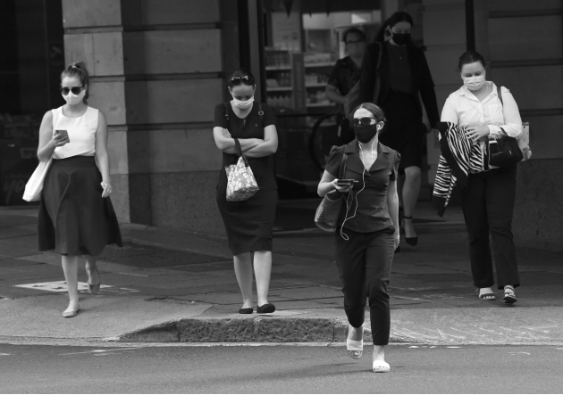 Una mujer que empiece a trabajar a los 20 años solo logrará cumplir con el total de cuotas a los 63 años. Su pensión seria inferior en cerca 26.5 puntos porcentuales a la que recibiría con el régimen actual. Foto: EFE.