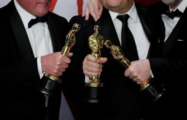 Vista de tres estatuillas en los Premios Óscar. 