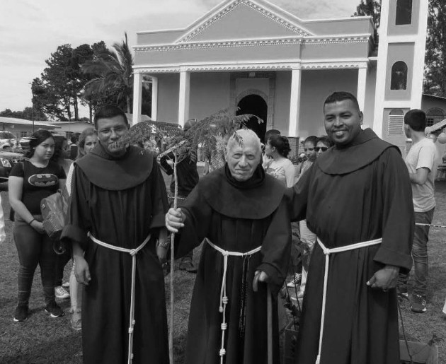 El Fray Odorico, al centro, sembró el primer árbol, un jacaranda que llevará su nombre, en la campaña de reforestación alrededor de la capilla San Francisco de Asís de Alto de Boquete, el domingo 6 de octubre de 2019. Fray Odorico puso la primera y última piedra de esta capilla. Foto: Facebook.com/ViveroSantamaríaenDolega 