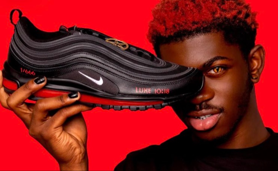 Lil Nas X muestra el modelo de tenis. Twitter