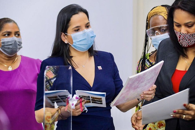 La ministra María Inés Castillo aboga por una mayor participación de la mujer en la vida política. Foto cortesía Mides