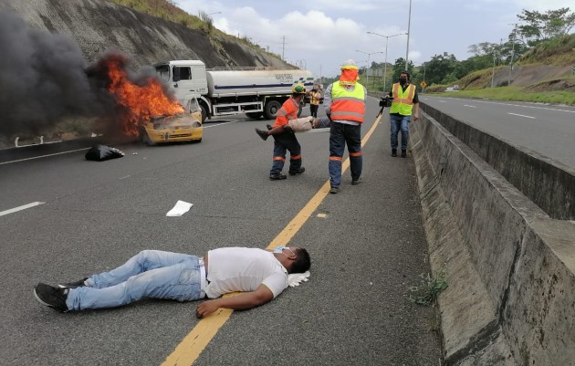 El simulacro ser trató del choque entre un camión cisterna y un taxi.