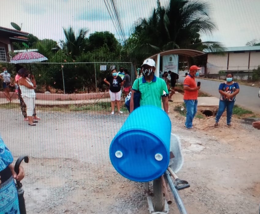 Muchos moradores aseguraron que van a las quebradas y ríos,  al estilo antiguo, para poder suplirse de agua. Foto: Melquiades Vásquez