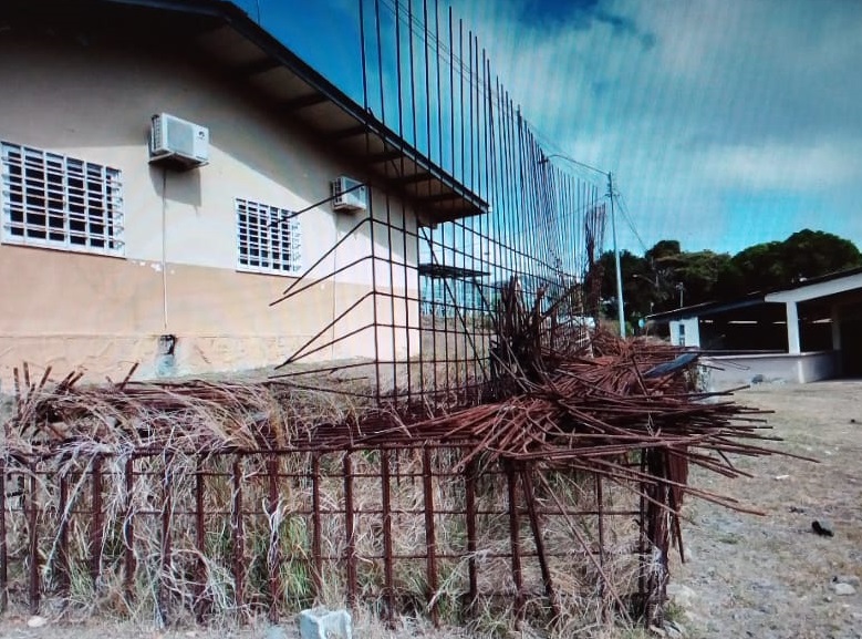 En el patio de la junta comunal de Sorá, se mantienen oxidando barras de acero. Foto: Eric A. Montenegro 