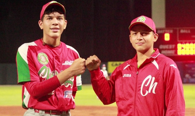 Hiram Sranziola (izq.) y Luis Aguilar dieron triunfo a Chiriquí. Foto:Fedebeis