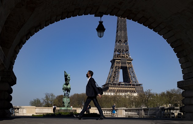 Las limitaciones en Francia incluye el cierre de comercios no esenciales. Foto: EFE