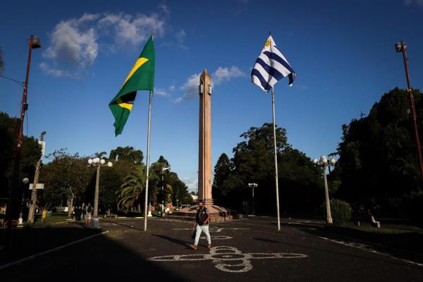 Vista de la Plaza Internacional que divide la frontera entre Brasil y Uruguay, el 30 de marzo de 2021, en Rivera (Uruguay).