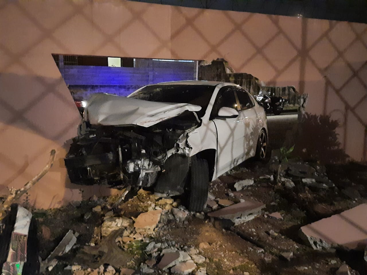 El automóvil resultó con daños severos en la parte frontal. Foto: Eric A. Montenegro El automóvil resultó con daños severos en la parte frontal. Foto: Eric A. Montenegro