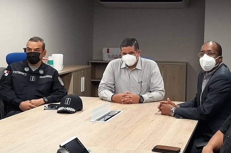 El ministro Juan Manuel Pino (centro) y el procurador encargado Javier Caraballo (dcha.) evaluaron la seguridad en Colón. Foto: Diómedes Sánchez El ministro Juan Manuel Pino (centro) y el procurador encargado Javier Caraballo (dcha.) evaluaron la seguridad en Colón. Foto: Diómedes Sánchez
